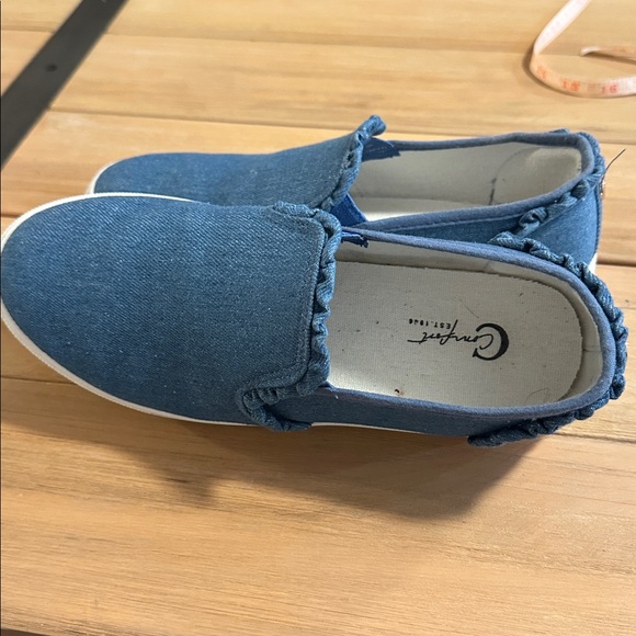 Comfort size 8 denim ruffle Blue Slip-On Sneakers - Picture 2 of 4
